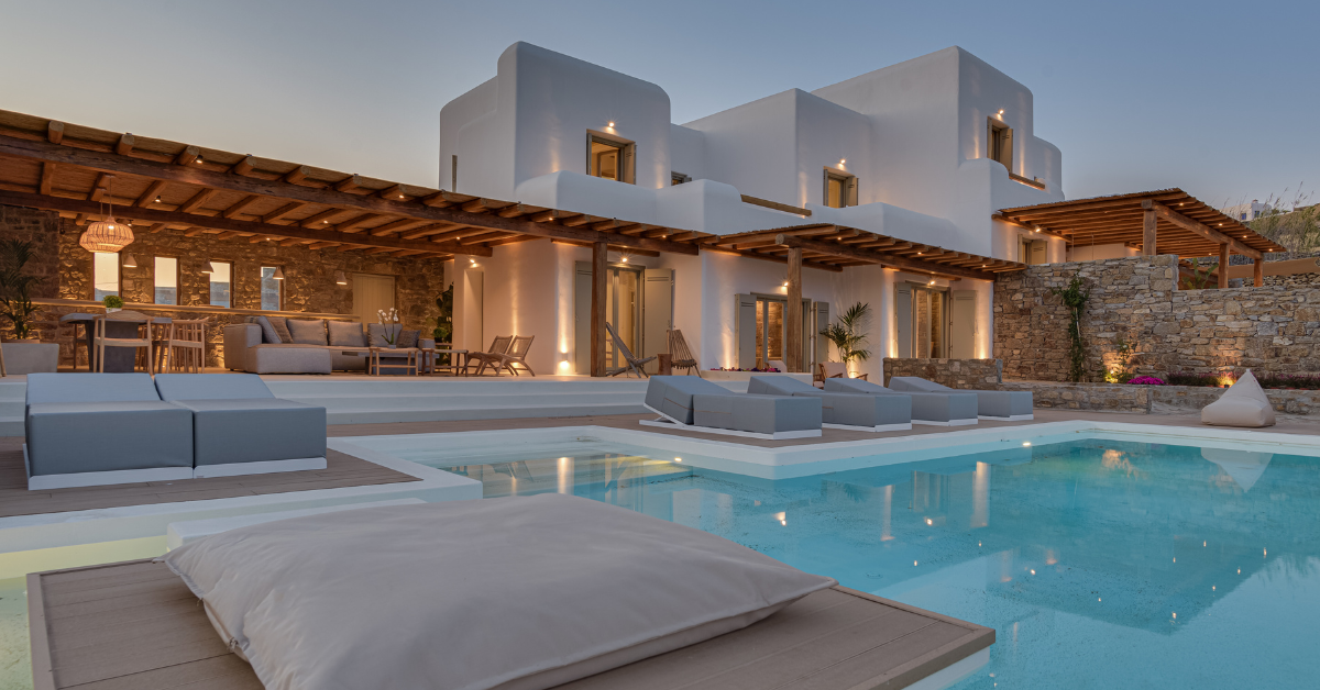 Luxury concierge in Mykonos arranging private villas, yacht charters, VIP tables, and seamless travel experiences for UHNW clients in Greece.