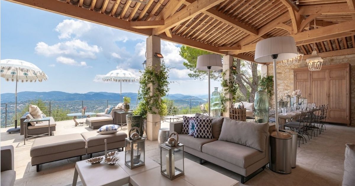 Trophy-level Mediterranean mega estate with resort-scale infinity pools and private coastal positioning typical of €1M summer residences. Trophy-level Mediterranean mega estate with resort-scale infinity pools and private coastal positioning typical of €1M summer residences.