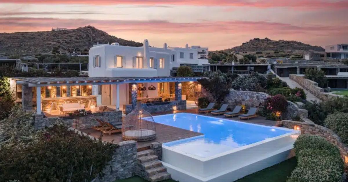 Multi-residence ultra luxury Mediterranean compound designed for extended multi-generational stays typical of €1M summers. Multi-residence ultra luxury Mediterranean compound designed for extended multi-generational stays typical of €1M summers.